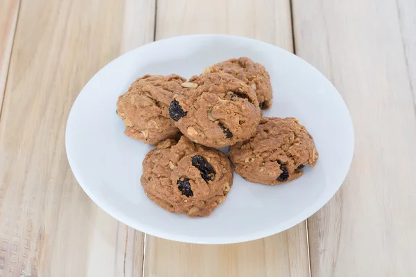 Läckra russin cookies och ett glas mjölk — Stockfoto