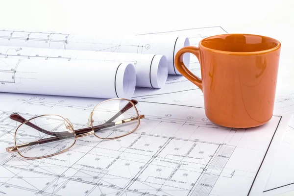 Šálek kávy orange, kalkulačka a brýle na plán drawi — Stock fotografie