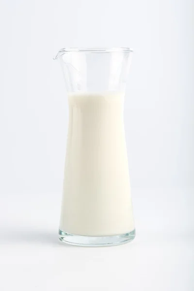 Verse melk op een witte achtergrond. — Stockfoto