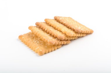 Beyaz zemin üzerinde bir cam sürahi taze süt.