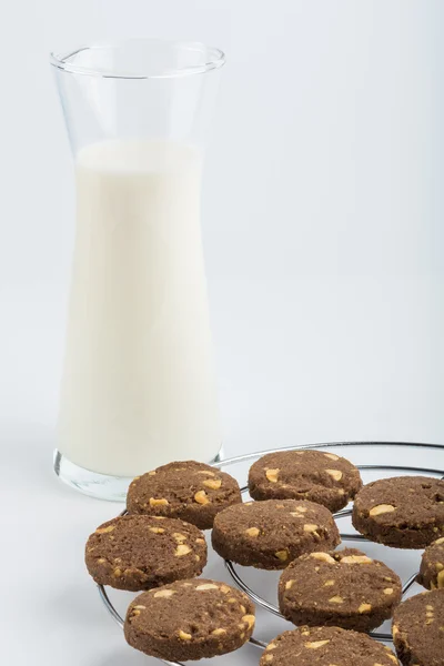 Mjölk och choklad cookies — Stockfoto