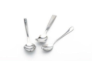 Beyaz arka plan üzerinde 3 kaşık