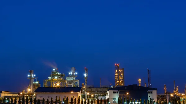夜の石油化学プラント — ストック写真