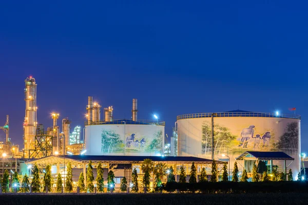 Нафтохімічний завод вночі — стокове фото