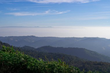 Tayland, Phu Lom Lo 'da sabah sisi ve mavi gökyüzü.