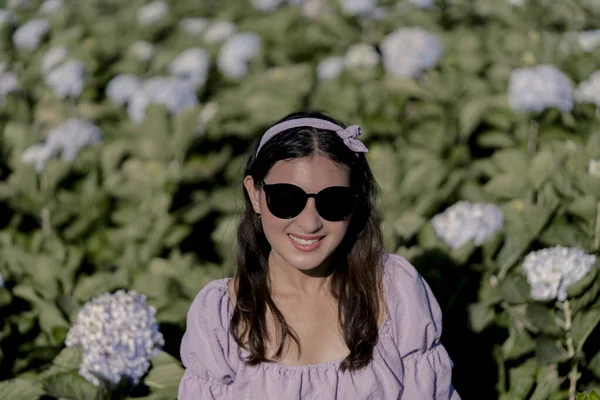 Sourire Femme Heureuse Dans Hortensia Fleur Jardin Bokeh Fond — Photo