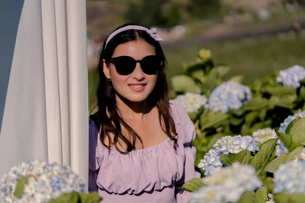 Sourire Femme Heureuse Dans Hortensia Jardin Fleurs — Photo