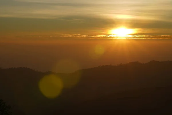 Золотой Солнечный Луч Вспышка Утром Восход Солнца Холме — стоковое фото