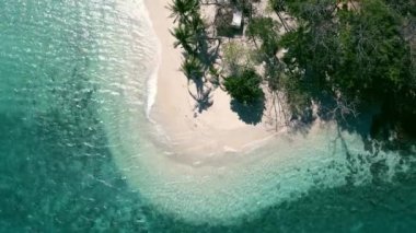 Tayland 'ın Trat bölgesindeki Rayang Adası' nda beyaz kumsal ve açık mavi deniz dalgalarının kuş bakışı görüntüsü.