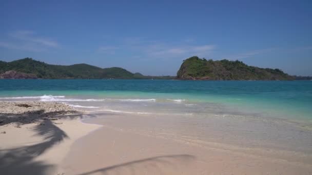青い海の波状のビーチと青い空ラヤン島 トラット — ストック動画