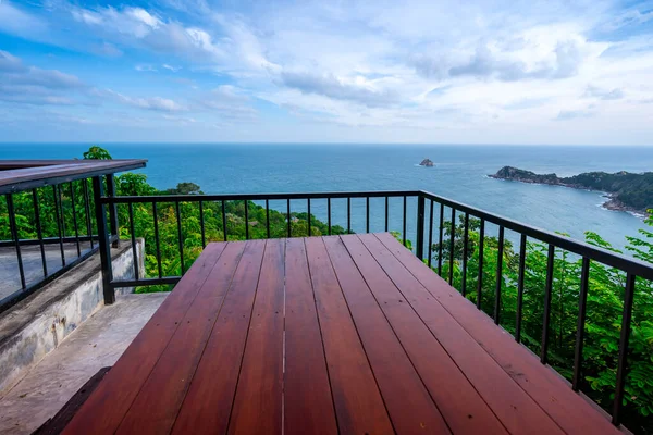 Mesa Madera Terraza Azotea Punto Vista Costa Azul Del Mar — Foto de Stock