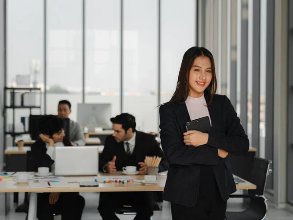 Portrait Confiant Asiatique Jeune Femme Affaires Souriant Tenir Tablette Dans — Photo
