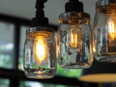 Yakın çekim eski tarz parlayan ampul cieling üzerine