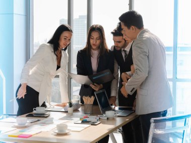 işadamları ayakta duruyor ve sigorta kanalına bakıyor iş toplantılarında finansal veri analizi raporları, konsantre takım çalışması, iş analizi ve strateji konsepti