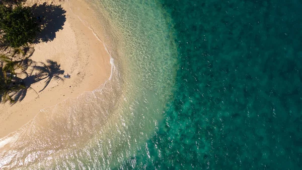 Tayland 'daki açık yeşil deniz plajının üst manzarası
