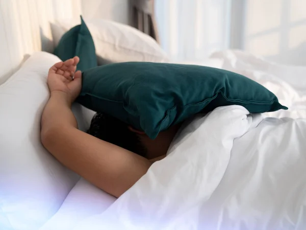 Stanco Uomo Che Dorme Sotto Cuscino Nel Letto Bianco Fino — Foto Stock