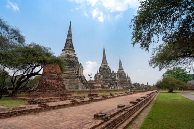 Eski Siyam başkenti Ayutthaya 'nın Wat Phra Si Santhe Tapınağı' ndaki üç antik pagoda (çedi) kalıntısı ve yürüme yolu, Tayland 'ın Phra Nakhon Si Ayutthaya Eyaleti' nde ünlü bir yer.  