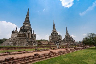 Eski Siyam başkenti Ayutthaya 'nın Wat Phra Si Santhe Tapınağı' ndaki üç antik pagoda (çedi) kalıntısı ve yürüme yolu, Tayland 'ın Phra Nakhon Si Ayutthaya Eyaleti' nde ünlü bir yer.  