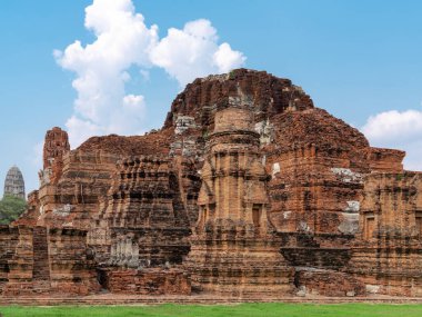 Budist tapınağı Wat Phra Mahathat Ayutthaya, Tayland 'daki antik kırmızı tuğla kalıntıları, seyahat yeri, din simgesi