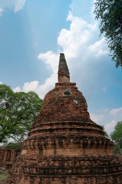 Eski Siyam başkenti Ayutthaya 'nın yıkılmış ve bükülmüş eski pagoda kalıntıları, Phra Nakhon Si Ayutthaya, Tayland' da ünlü seyahat yeri.