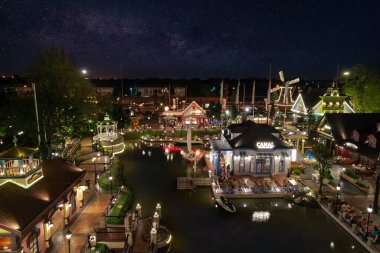 Bangkok, Tayland - 7 Mart 2021; Çikolata Ville Parkı 'nın üst manzarası, pek çok kişi akşam yemeği ve gece fotoğraf çekmek için ziyaret ediyor.