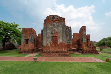 Yeşil çimen tarlasında ve mavi gökyüzünde eski kalıntılar, eski tapınak Wat Phra Si Santhe Ayutthaya, Tayland 'da seyahat yeri