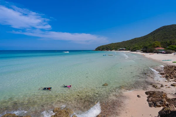 Playa Mar Azul Claro Con Pequeñas Olas Isla Montaña Roca — Foto de Stock