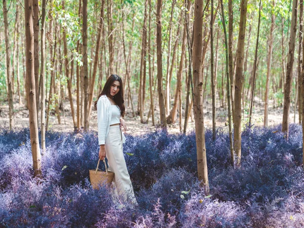Attrayant Asiatique Femme Blanc Smart Casual Vêtements Marche Dans Violet — Photo