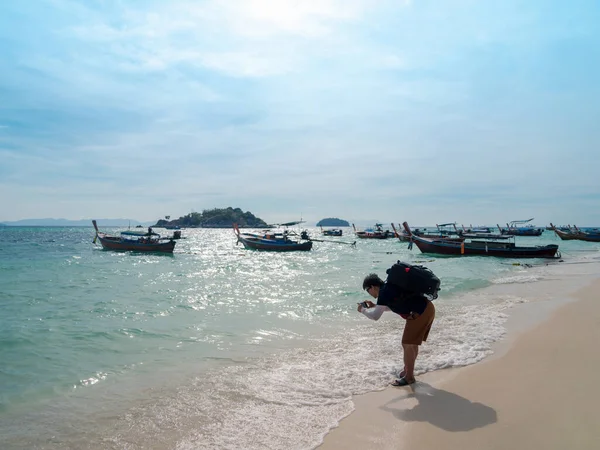 Mochilero Asiático Turista Hombre Tomar Fotografía Ola Del Mar Con — Foto de Stock