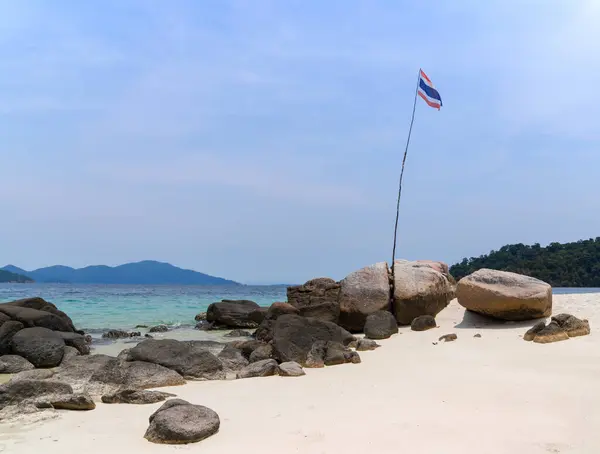Bandera Nacional Tailandesa Las Rocas Mar Azul Playa Arena Blanca — Foto de Stock