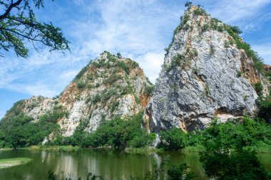 Manzara Dağ Manzarası Khao ngoo 'daki su yansıması ya da Ratchaburi, Tayland' da mavi gökyüzü olan yılan taşı dağ parkı, göl ve kaya tepesi dinlenme yeri.