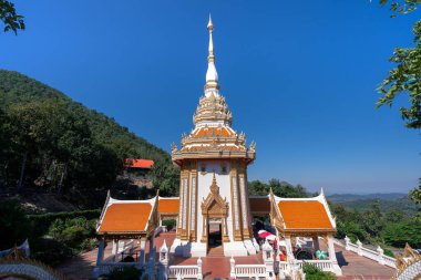 Wat Pra Putthabat Phu Kwai Ngoen Tapınağı, Chiang Khan bölgesinde seyahat cazibesi, Loei, Tayland, tavşan tapınağı, tepedeki gümüş bufalo ayak izi tapınağı