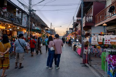 Loei, Tayland - 27 Aralık 2020; Chiang Khan 'da birçok turist gece yarısı yürüyüş sokağında antik toplulukta yerel seyahat ve alışveriş tatili 