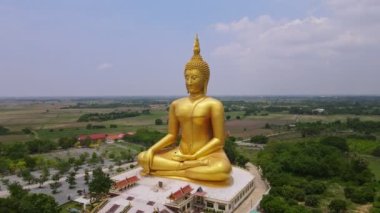 Tayland 'ın Ang Thong Eyaleti, Wat Muang' daki büyük altın arabuluculu Buda heykelinin etrafındaki insansız hava aracı görüntülerinden.