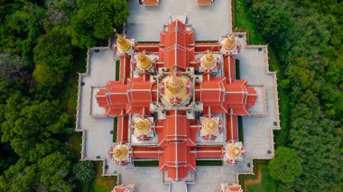 Wat Prathadchedi Pakdeeprakad veya Tang Sai tapınağındaki pagoda tapınağının tepesindeki insansız hava aracı görüntüsü Bang Saphan, Prachuap Khirikhan, Tayland