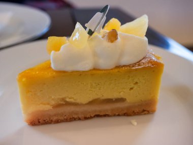 Yakın plan Japon patatesli keki kremayla kaplı, patates peynirli turta.