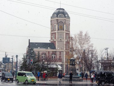 Hokkaido, Japonya - 22 Kasım 2016; Soğuk kış aylarında birçok turistle birlikte Otaru sokak kasabasına kar yağıyor 
