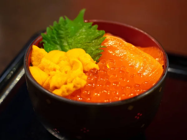 Japanse Rijstkom Met Verse Zalm Zalmeieren Zee Egel Sashimi Zalm — Stockfoto