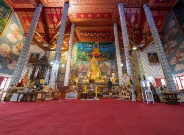 Antik altın Buda heykeli Luang Pho Cho Hae Kamu Tapınağı Wat Phra Cho Hae, Tayland Phrae bölgesindeki dini ve kutsal Budizm
