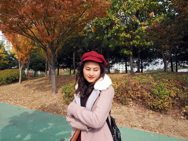 Mujer Asiática Feliz Usar Abrigo Invierno Rosa Calabaza Roja Forma —  Fotos de Stock