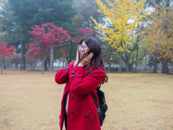 Femme Asiatique Avec Des Lunettes Vue Manteau Rouge Sentent Très — Photo