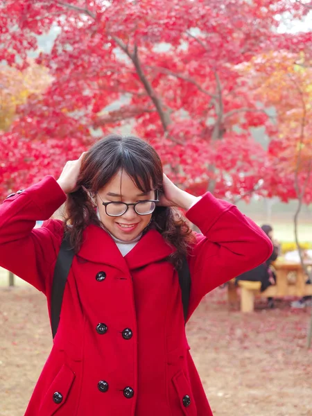 Mutlu Gözlüklü Asyalı Kadının Portresi Kırmızı Ceketli Renkli Sonbahar Ağaçları — Stok fotoğraf