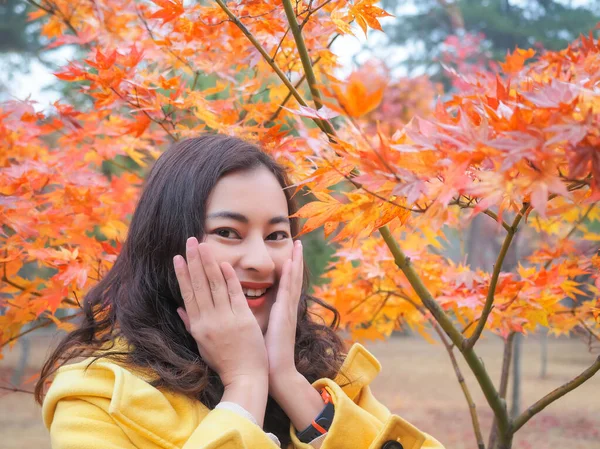 Gros Plan Femme Asiatique Manteau Jaune Passionnant Avec Beaux Arbres — Photo