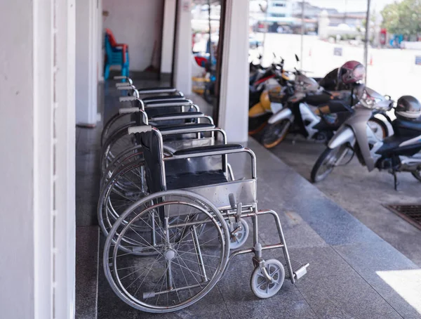 Κοντινή Σειρά Κενών Θέσεων Στάθμευσης Αναπηρικών Αμαξιδίων Έξω Προετοιμασμένων Για — Φωτογραφία Αρχείου