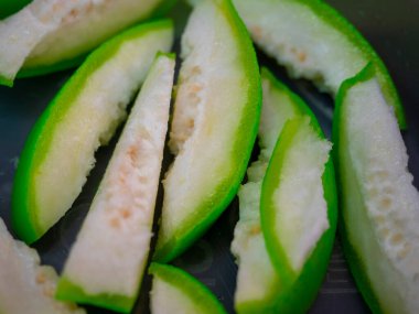 Yakın plan dilimlenmiş guava turşusu (tuzlu erikle ıslanmış guava), Tayland meyveli sokak yemekleri 