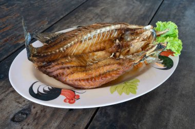 Tahta masada kızarmış levrek balığı, Tayland deniz ürünleri menüsü. 