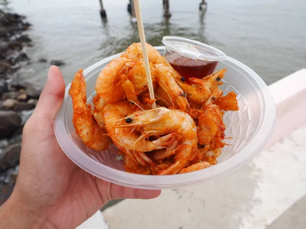 Hand Holding Crispy Fried Shrimp Transparent Plastic Bowl Thai Street — Φωτογραφία Αρχείου