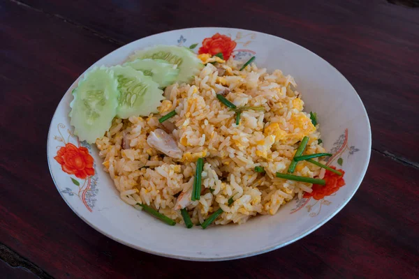 Smažená Rýže Vejcem Krabem Dřevěném Stole Thajské Jídlo — Stock fotografie