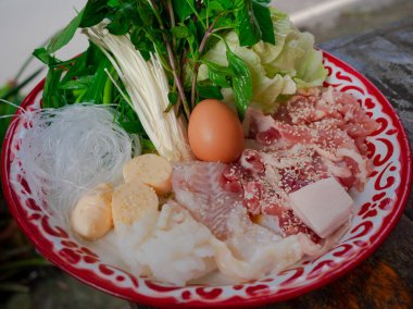 Taze marine edilmiş domuz eti, balık, yumurta, tofu, vermicelli, tabakta sebze, Tayland usulü barbekü ızgarası veya Moo Krata için malzemeler. 