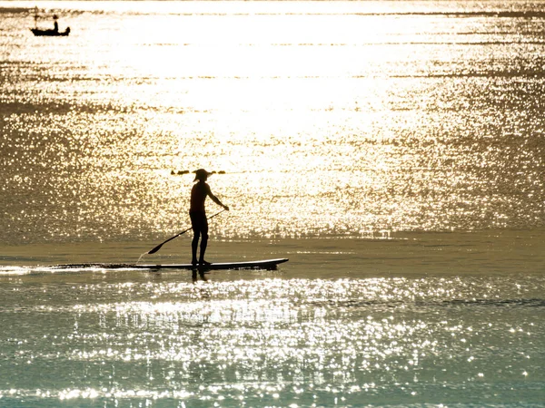 轮廓男人站在平静的海面上 晨光反射在水面上 夏天放松 — 图库照片